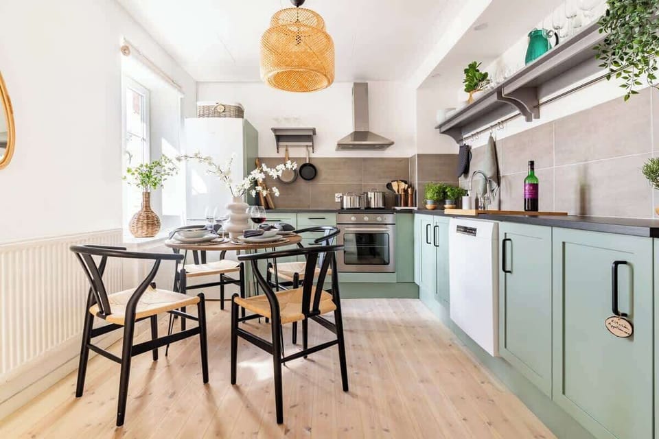 Your fully equipped kitchen and dining area. 
