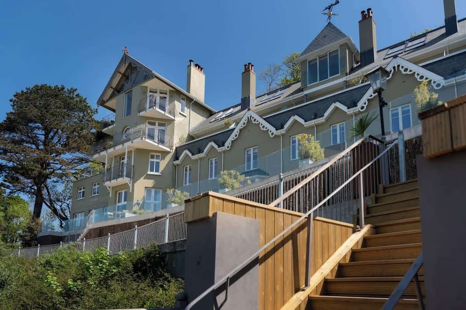 Perched above the picturesque village of Lynmouth, Tors Park offers stunning coastal views and elegant, character-filled exteriors that blend perfectly with the natural beauty of Exmoor.
