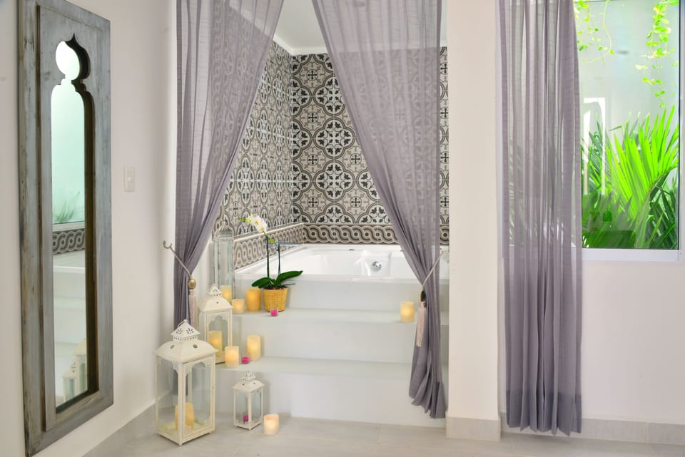 Mosaic Master Suite | Premium bedding, down comforters, pillowtop beds, minibar