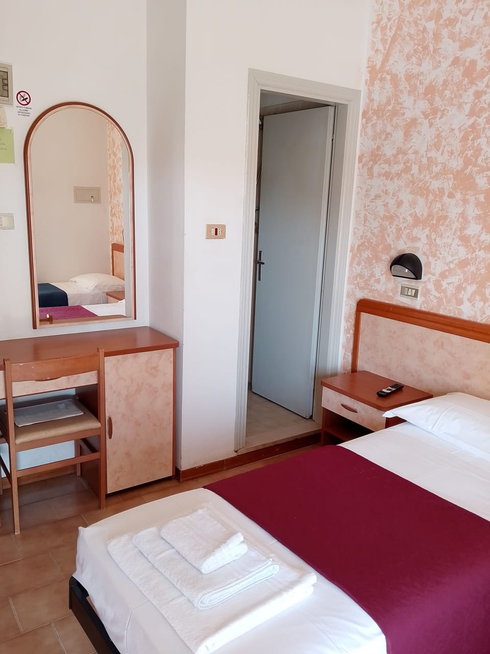 Twin Room | Desk, free WiFi, bed sheets