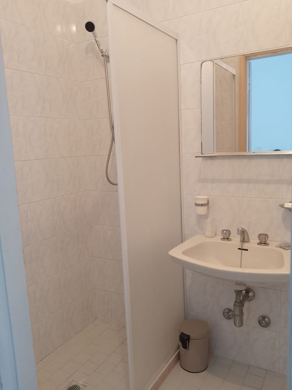 Towels, soap, shampoo, toilet paper