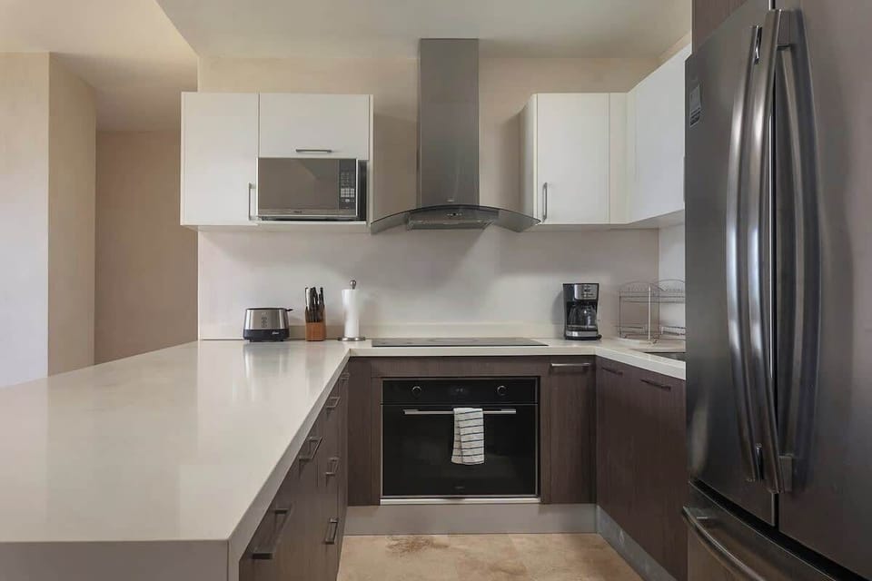 Modern, fully equipped kitchen.