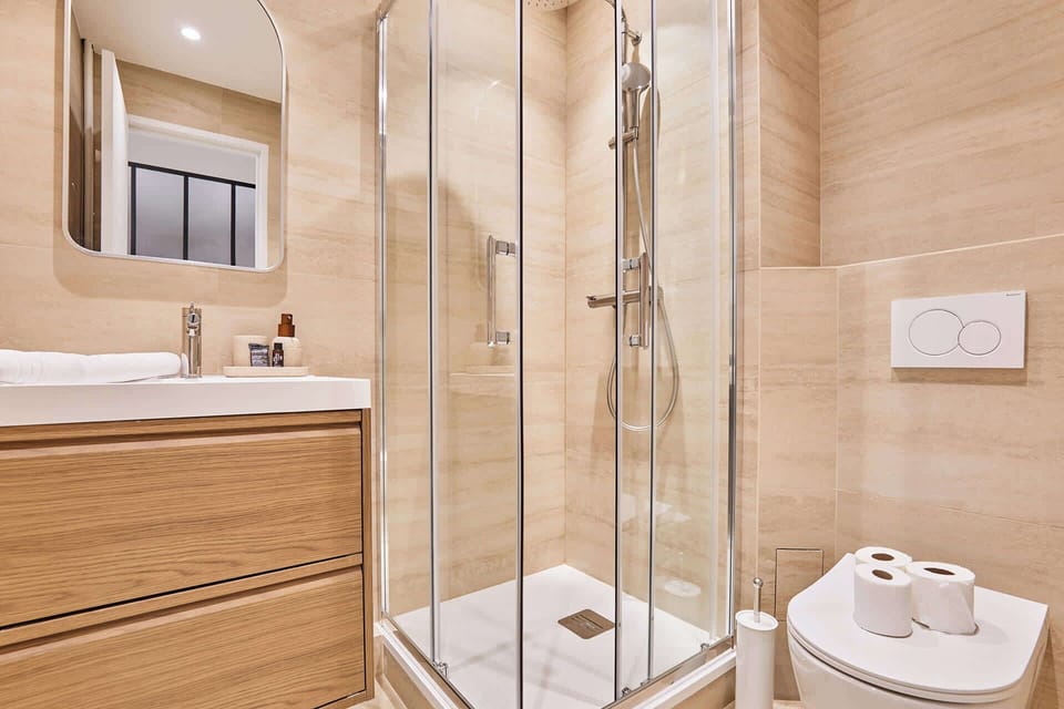 Salle de bain avec douche et toilette 
