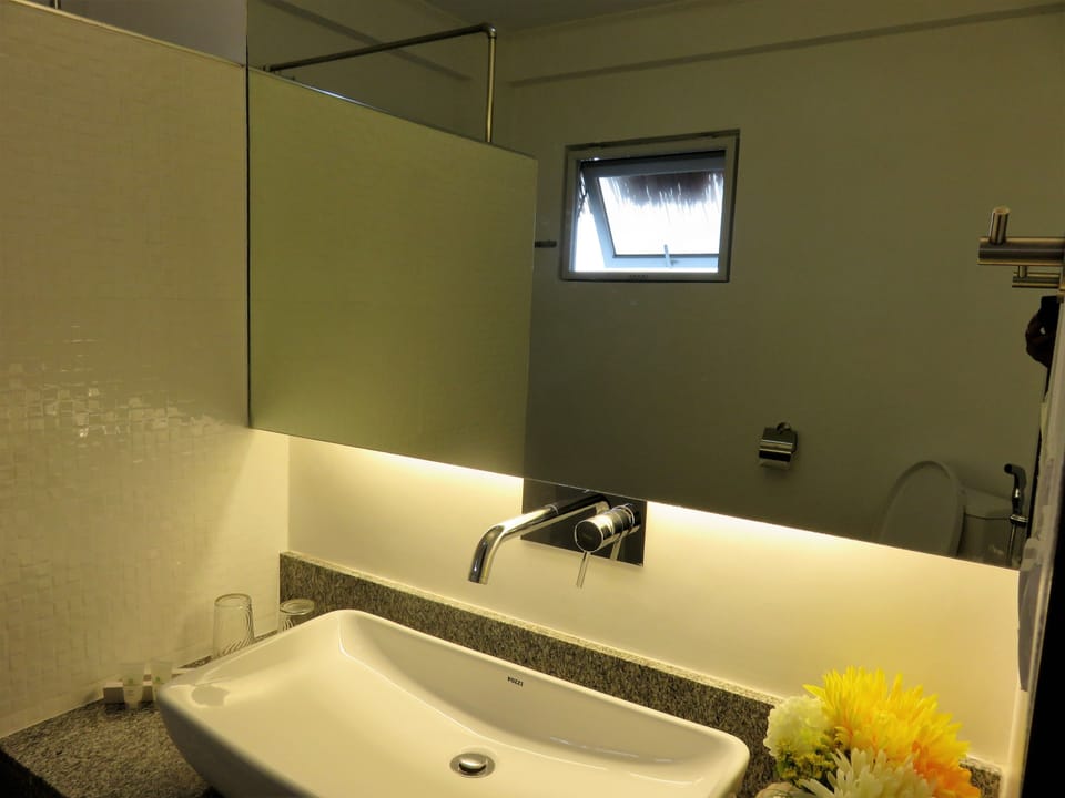 Deluxe Double Room, Resort View | Bathroom | Shower, free toiletries, hair dryer, towels