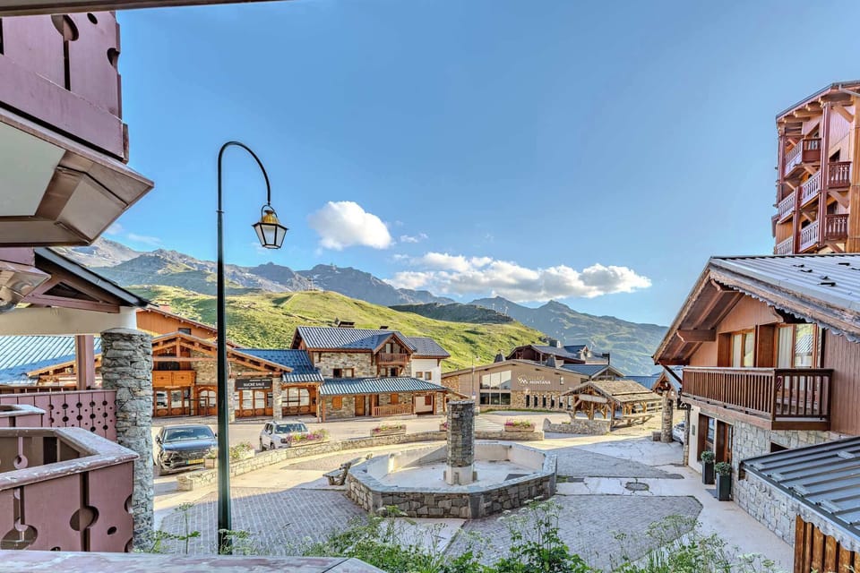 Charming chalet-style surroundings—immerse yourself in the magical ambiance of Val Thorens village from your doorstep