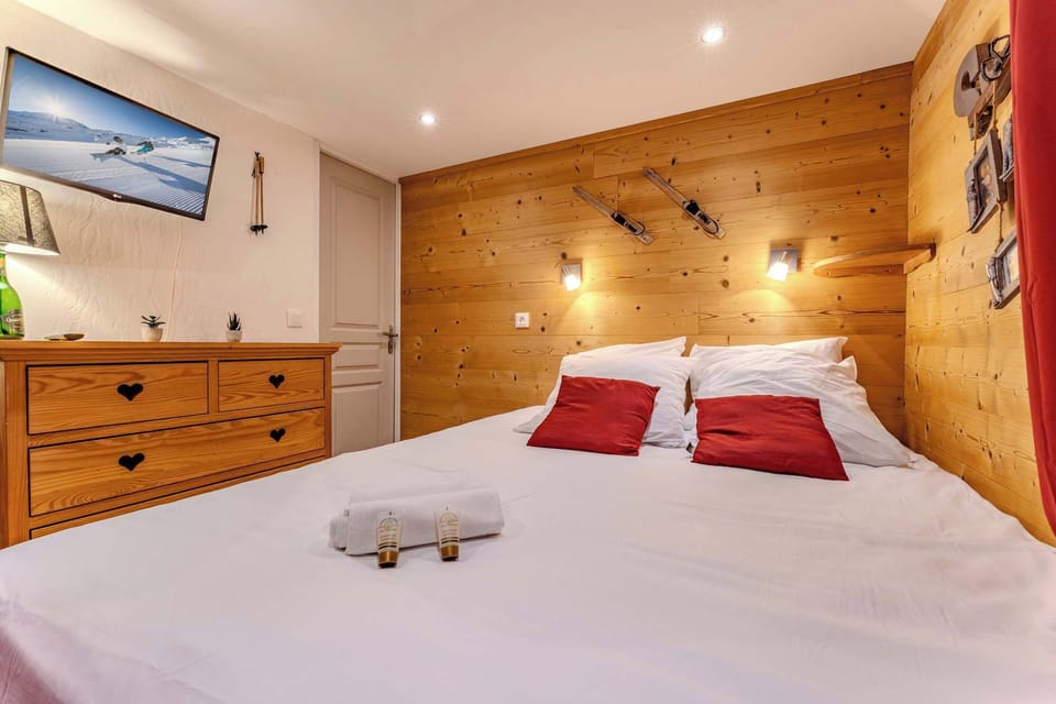 Warm alpine touches, from heart-carved drawers to ski-themed decor, create a romantic and authentic mountain chalet feel in this central Val Thorens rental.