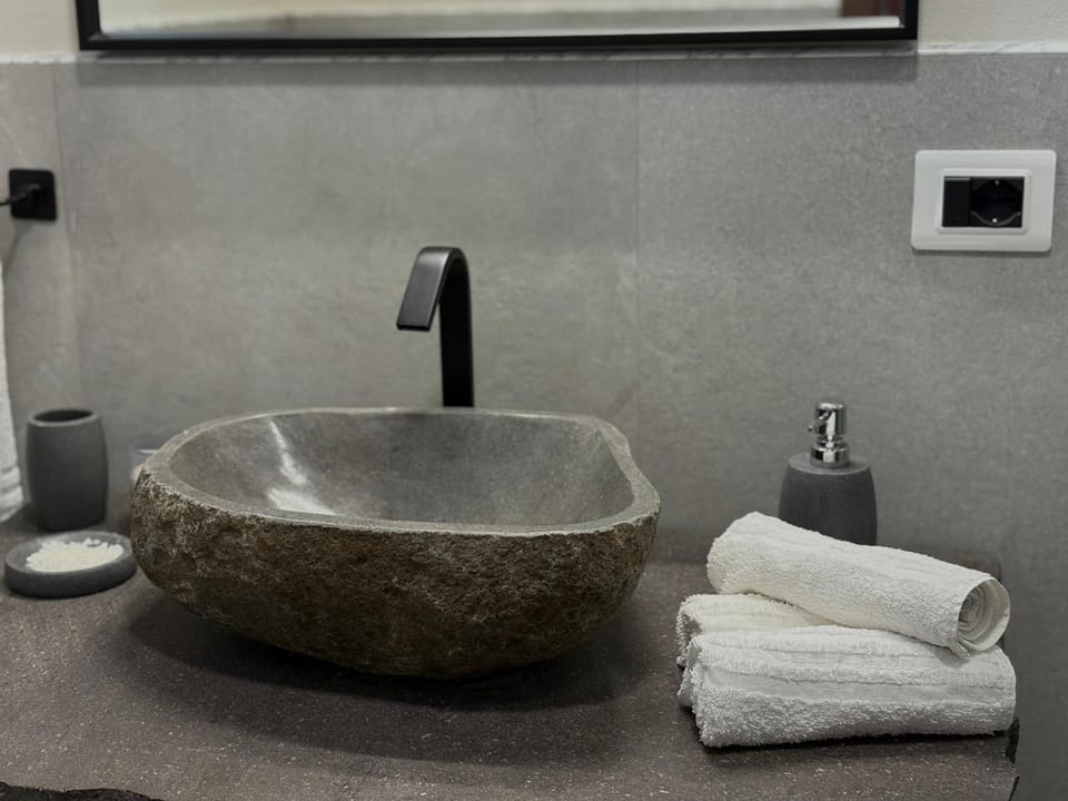 Deluxe Triple Room, Garden View | Bathroom | Shower, hair dryer, bidet, towels