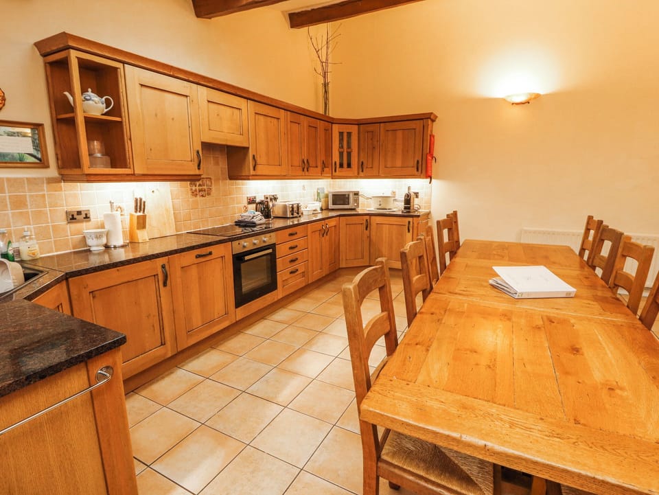 Cottage | Private kitchen | Dishwasher, cookware/dishes/utensils