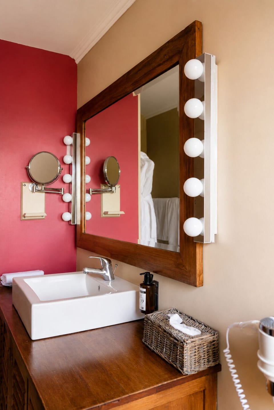 Junior Suite | Bathroom | Free toiletries, hair dryer, bathrobes, slippers