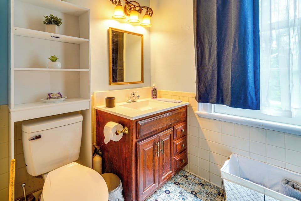 Full Bathroom | 2nd Floor | Towels Provided | Complimentary Toiletries