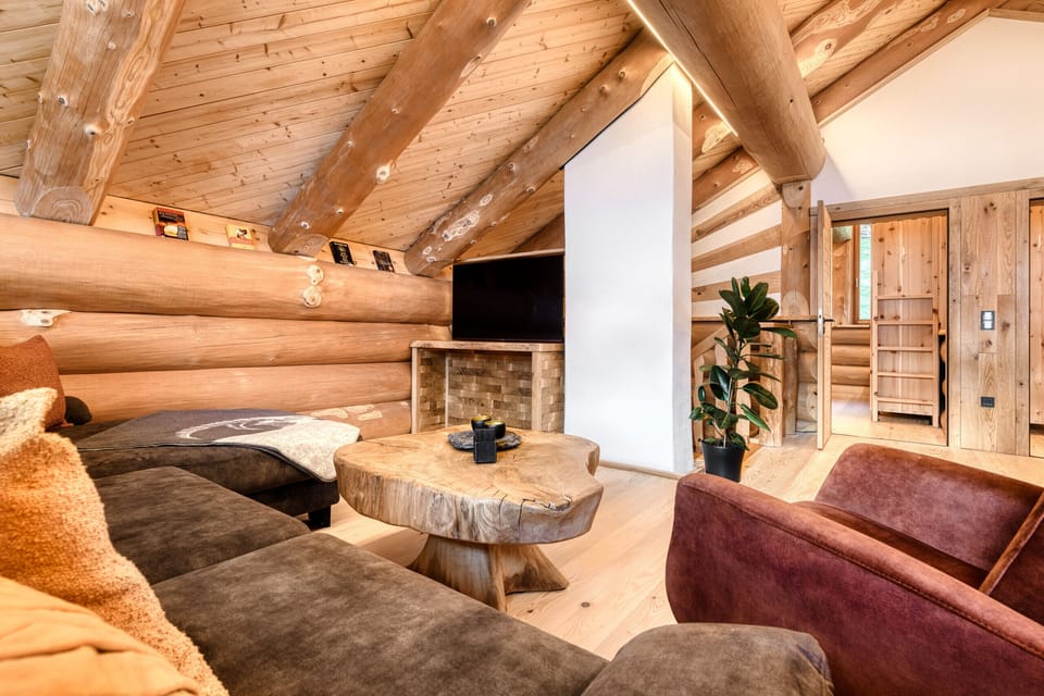 Chalet Bomhüsle in Dalaas in the Klostertal valley with living room with TV.