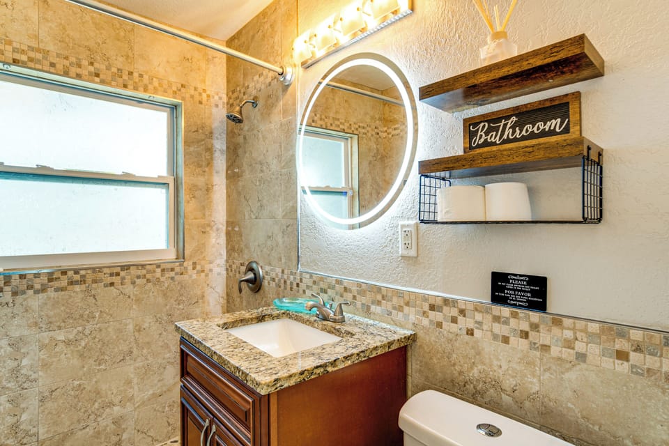 Full Bathroom | Towels Provided