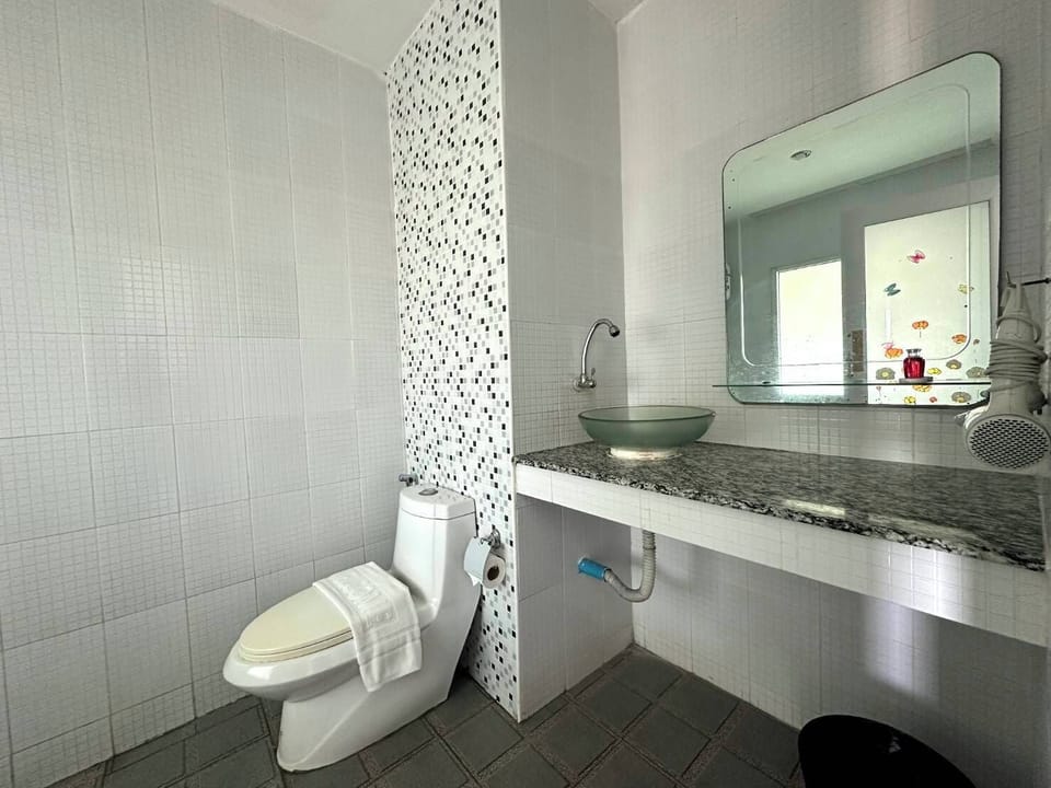 Shower, rainfall showerhead, free toiletries, hair dryer