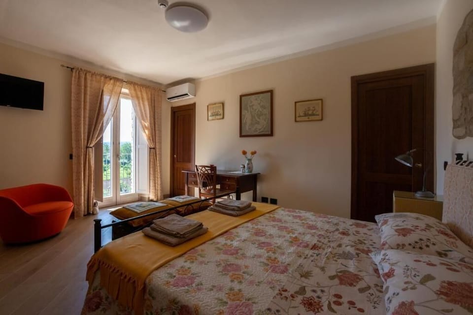 Desk, laptop workspace, free WiFi, wheelchair access
