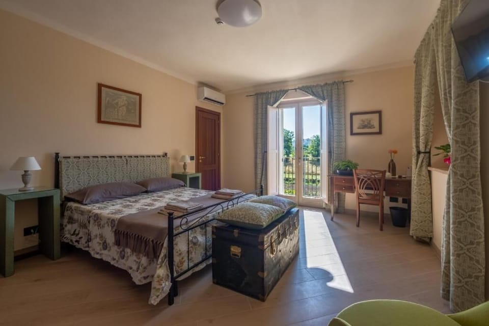 Desk, laptop workspace, free WiFi, wheelchair access