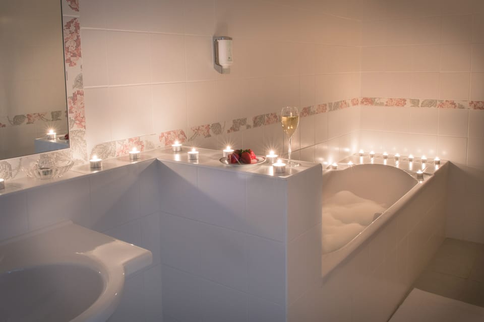 Junior Suite | Bathroom | Free toiletries, hair dryer, bathrobes, slippers
