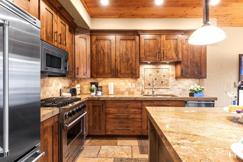 Townhome, 3 Bedrooms (Hot Tub, Ground Floor, (BCT-501)) | Private kitchen | Fridge, microwave, oven, coffee/tea maker