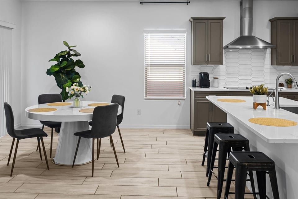 Dining seating for 7 with the bar seating