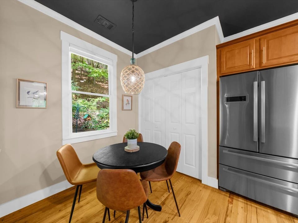 eat in kitchen