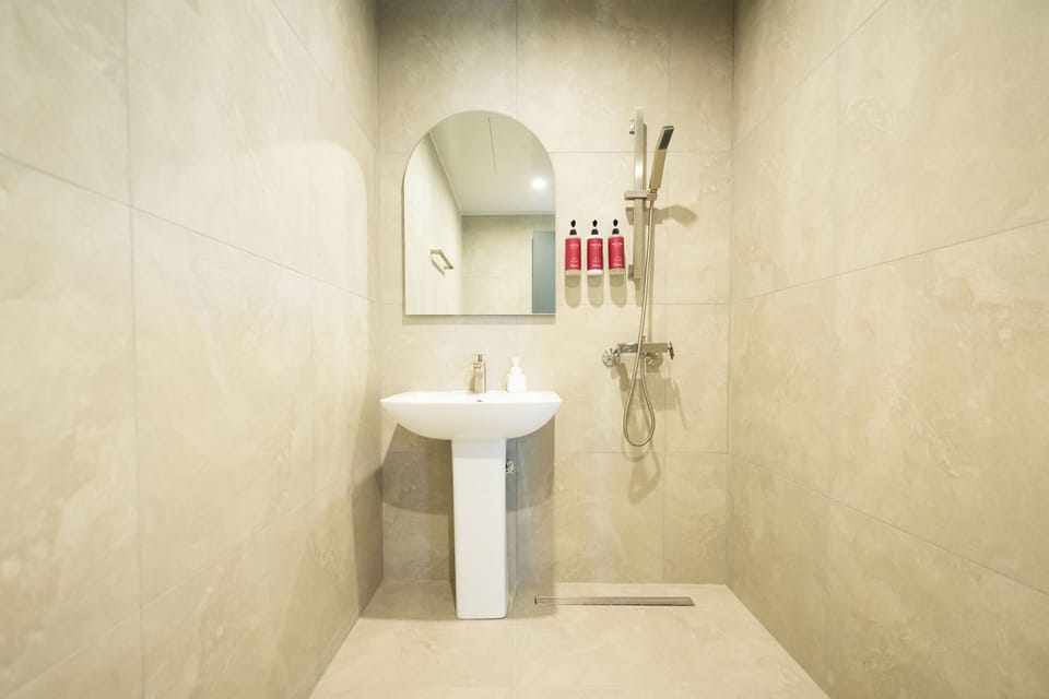 DRY SAUNA ROOM - Breakfast service + 1 FREE DRINK provided to guests | Premium bedding, down comforters, memory foam beds, desk