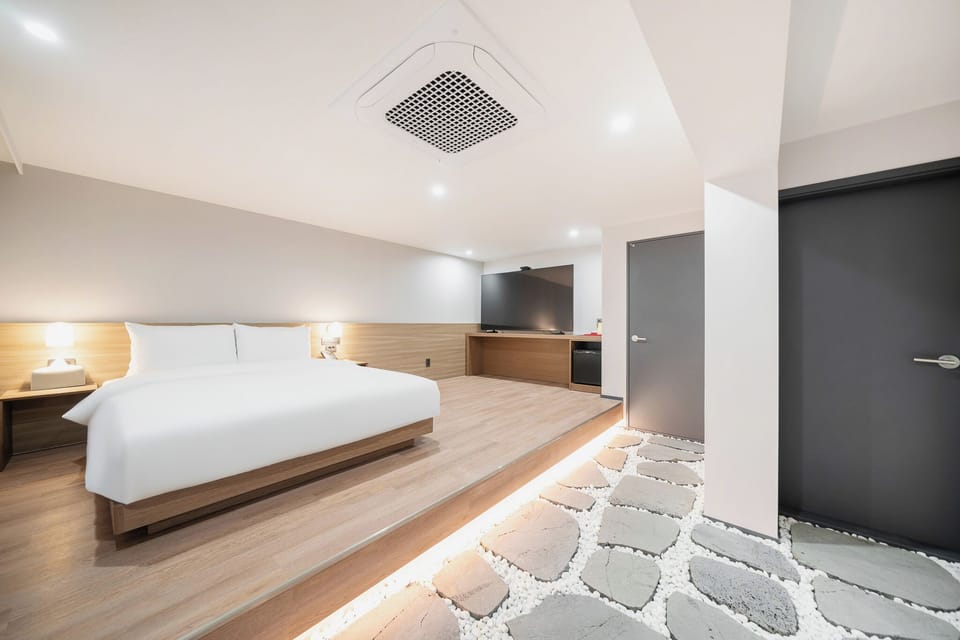 DRY SAUNA BED - Breakfast service for guests + 1 FREE DRINK provided | Premium bedding, down comforters, memory foam beds, desk