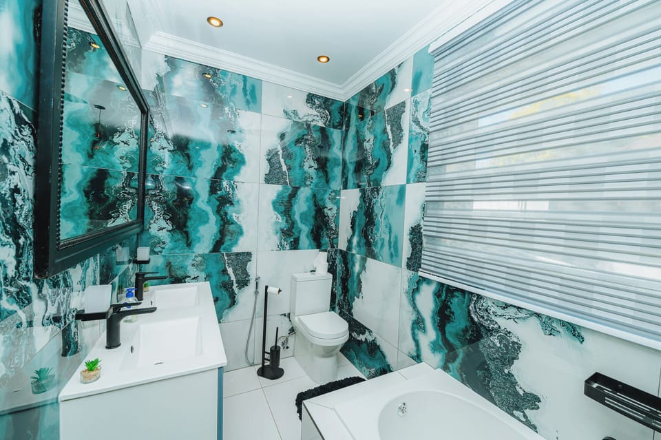Luxury Room, Private Bathroom, Courtyard View | Bathroom | Towels, soap, shampoo, toilet paper