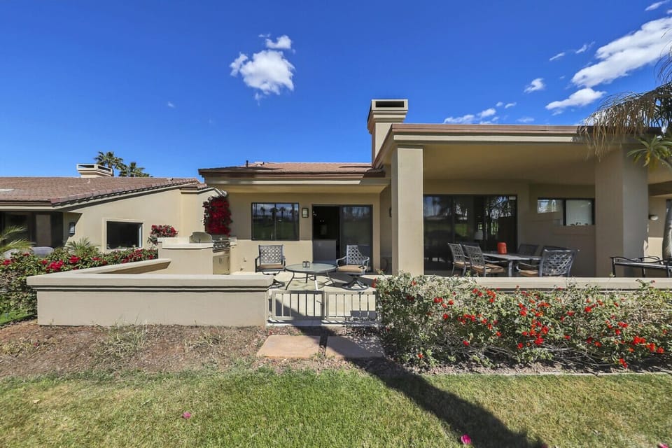15 minutes to Indian Wells, 25 to Palm Springs — it’s all nearby.