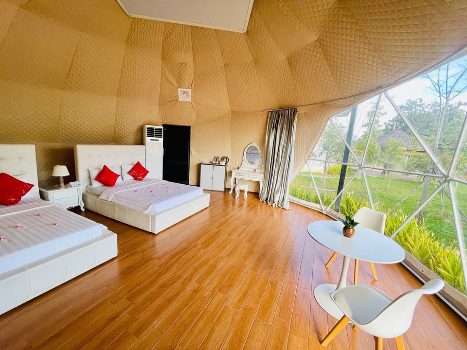 Deluxe Twin Room | Premium bedding, in-room safe, desk, laptop workspace