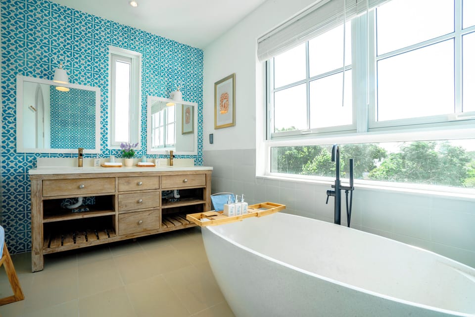 Deluxe King Garden View with Hot Tub | Bathroom | Separate tub and shower, rainfall showerhead, free toiletries