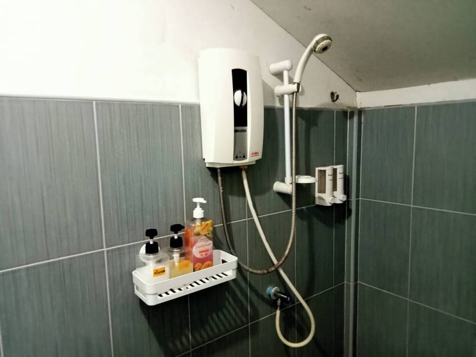 Superior Room, 2 Twin Beds | Bathroom | Shower, towels