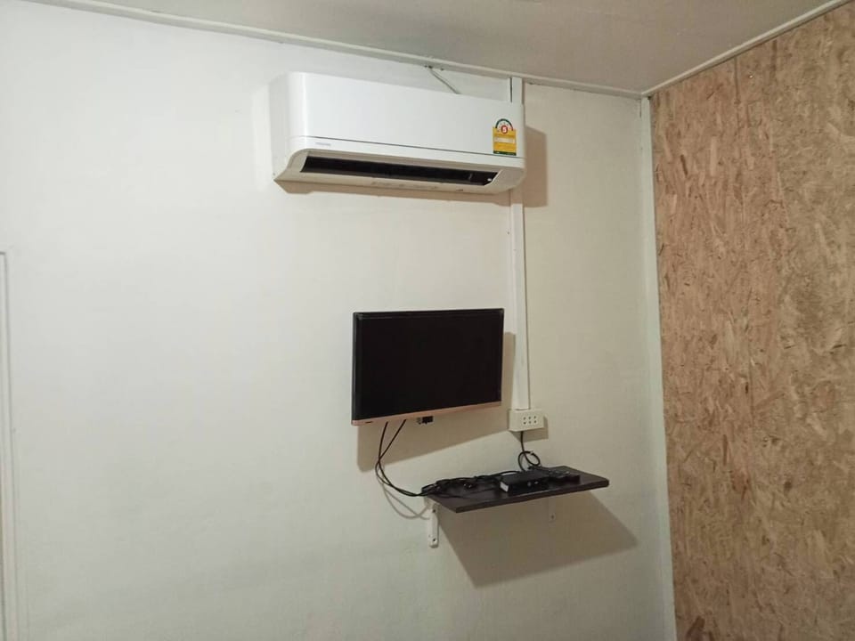 Deluxe Room, 1 King Bed | Desk, free WiFi, bed sheets