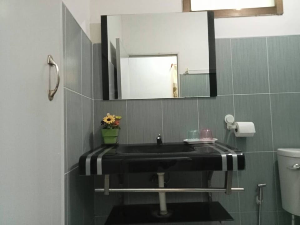 Superior Room, 2 Twin Beds | Bathroom | Shower, towels