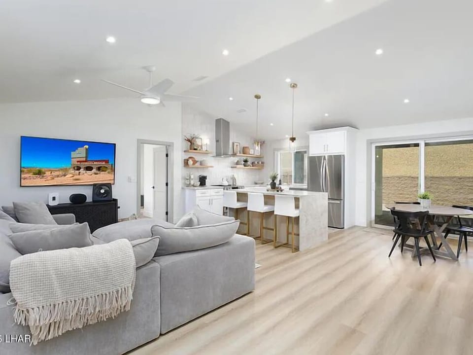Living Room / Kitchen