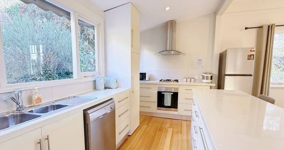 Deluxe Townhome, City View | Private kitchen