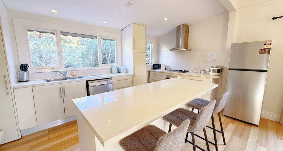 Deluxe Townhome, City View | Private kitchen