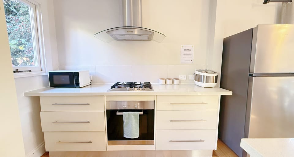 Deluxe Townhome, City View | Private kitchen