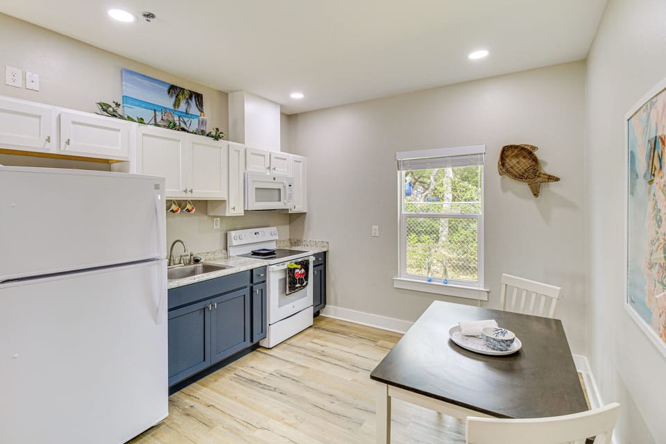 Kitchen | Dining Table | Cooking Basics | Keurig & Drip Coffee Makers