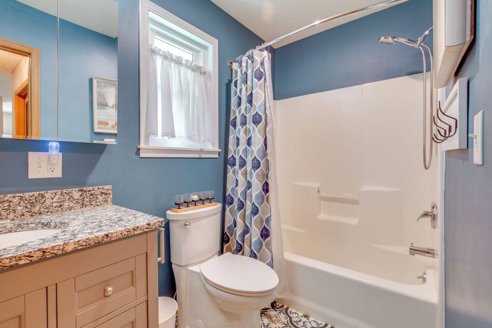Full Bathroom | Towels Provided