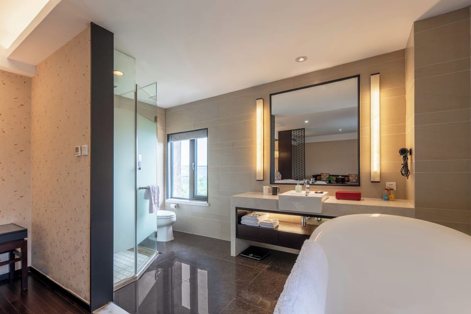 Executive King Room | Bathroom | Hair dryer, bathrobes, slippers, towels