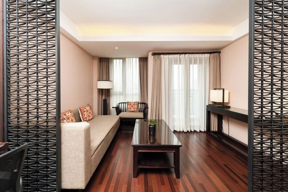 Four Season King Room | Down comforters, in-room safe, laptop workspace, soundproofing