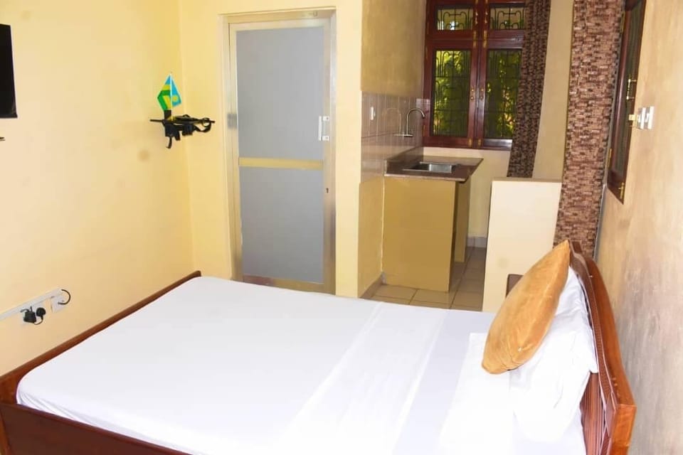 Comfort Double or Twin Room, Balcony, Courtyard View | Minibar, iron/ironing board, free WiFi, bed sheets