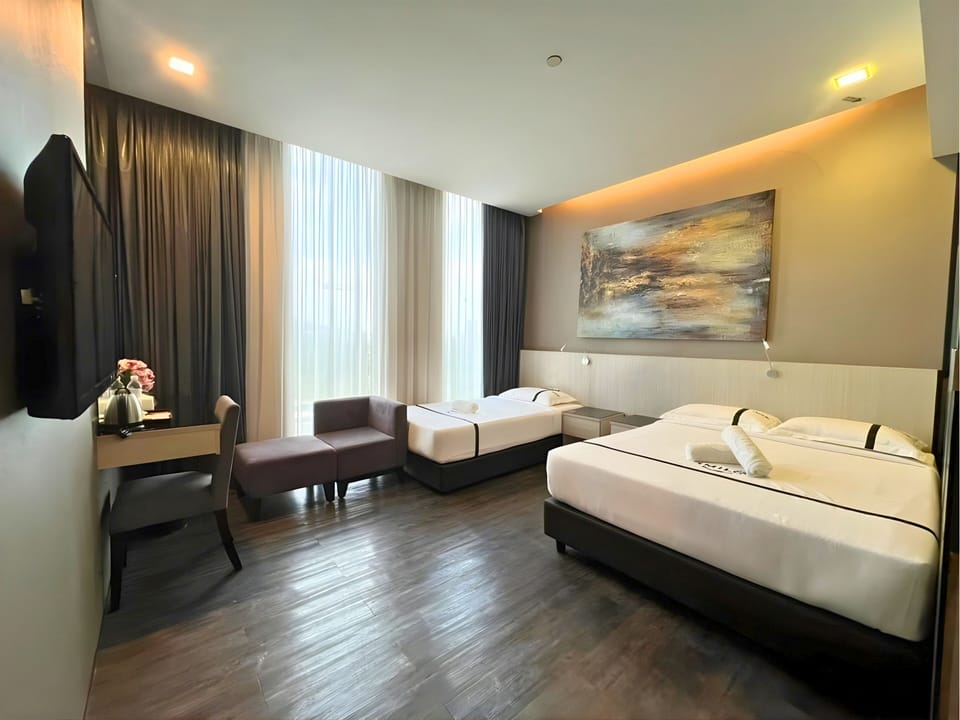 Triple Room | Desk, iron/ironing board, free WiFi, bed sheets