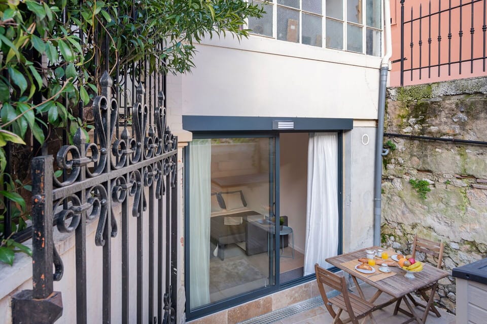 Balcony / Terrace / Patio, Building Exterior, Main Entrance