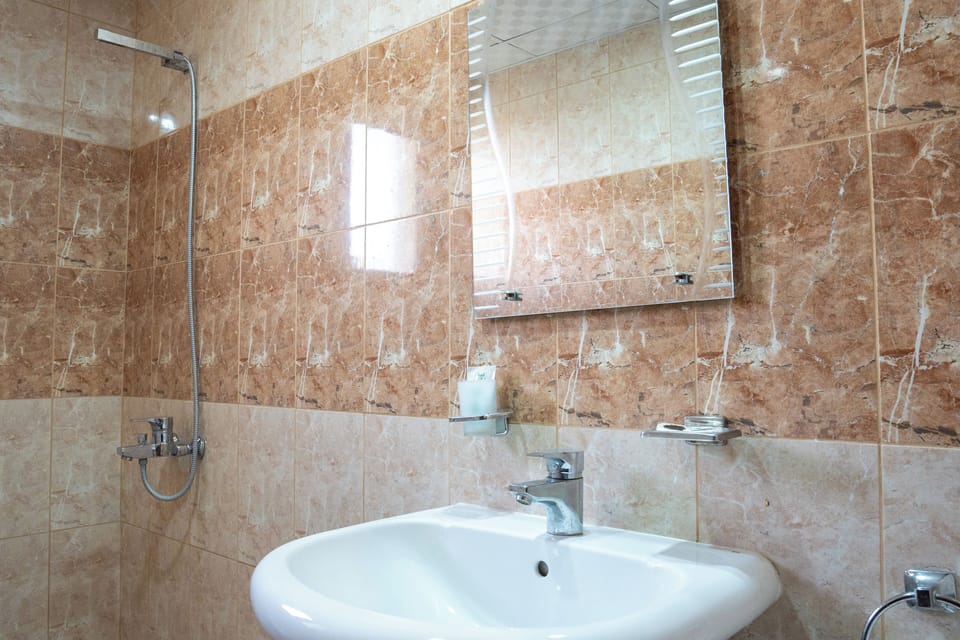 Combined shower/tub, slippers, bidet, towels
