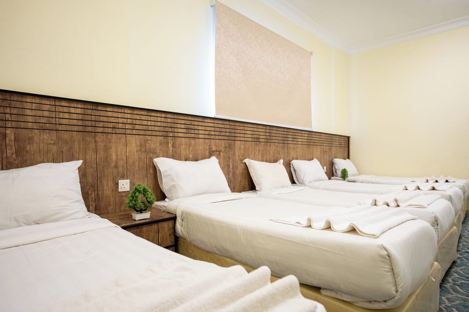 Quintuple Room | Minibar, soundproofing, iron/ironing board (on request), WiFi (free)