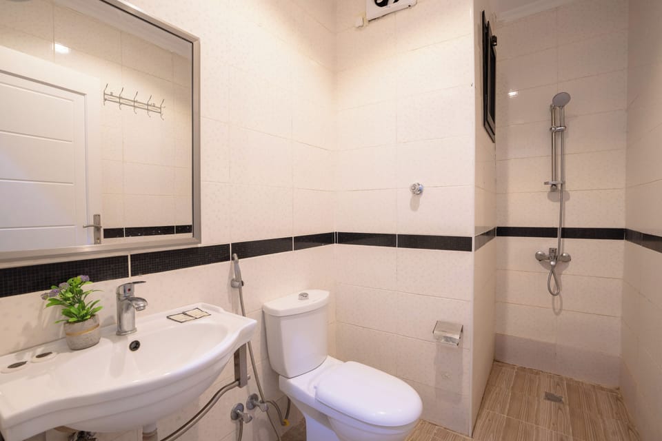 Combined shower/tub, slippers, bidet, towels