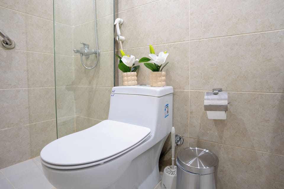 Combined shower/tub, slippers, bidet, towels