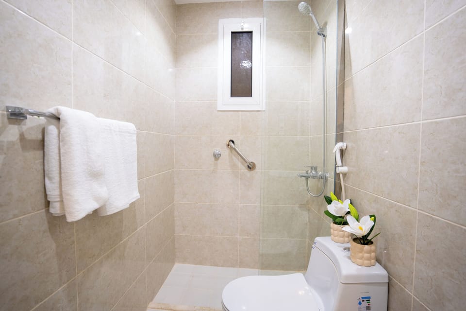 Combined shower/tub, slippers, bidet, towels