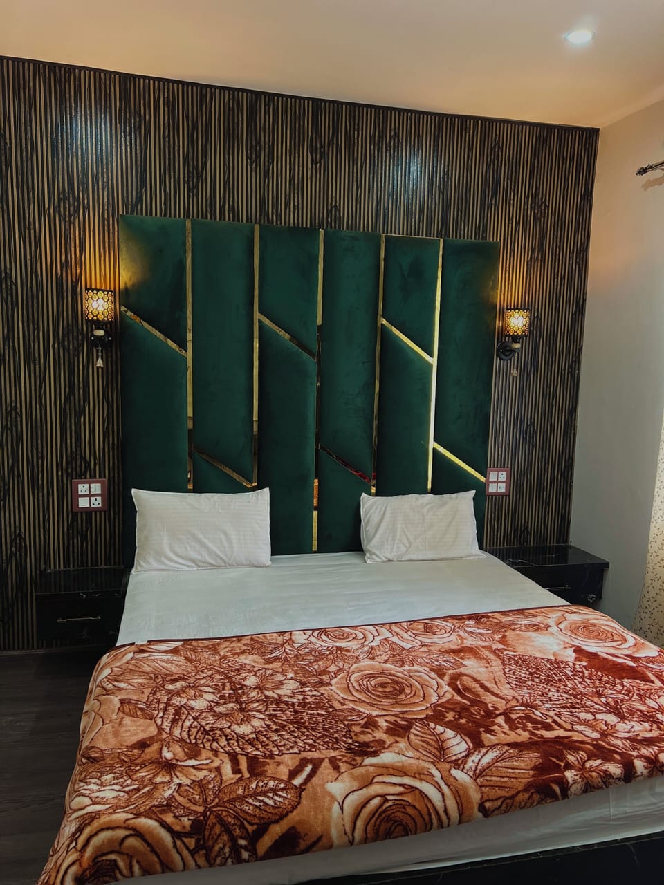 Deluxe Double Room, Mountain View | Desk, soundproofing, free WiFi
