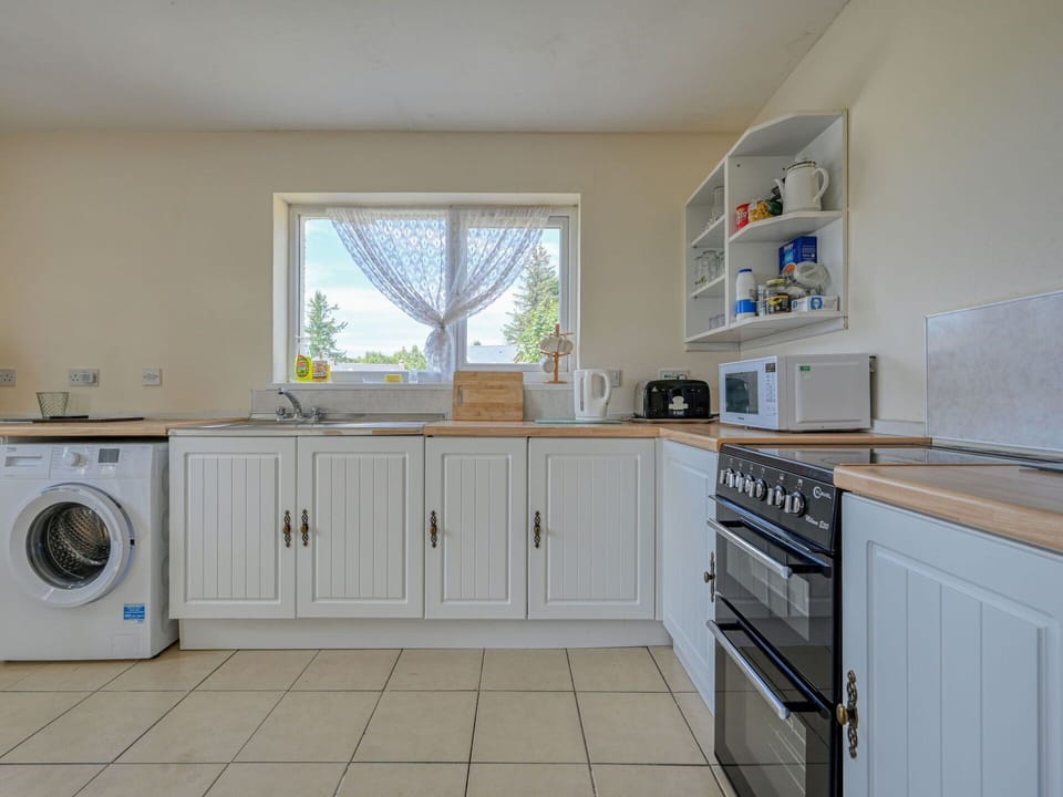 Flooring, Kitchen, Kitchen Appliance, Interior Design, Major Appliance, Wood, Floor, Countertop, Cabinetry, Furniture